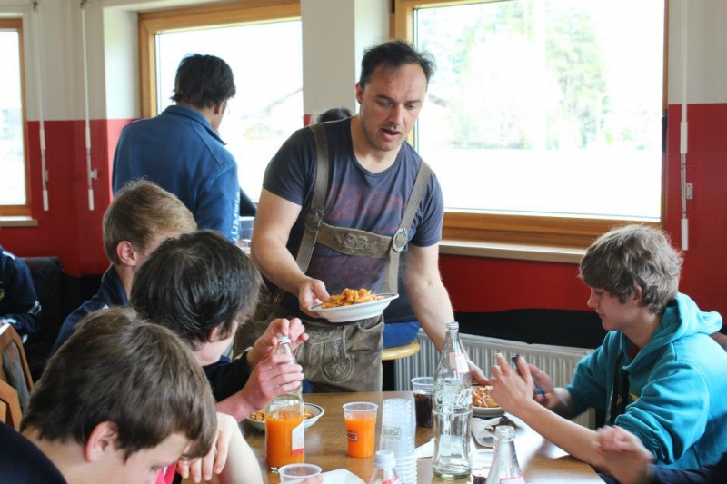 554748_360034177435725_321826383_n