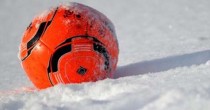 Ball im Schnee