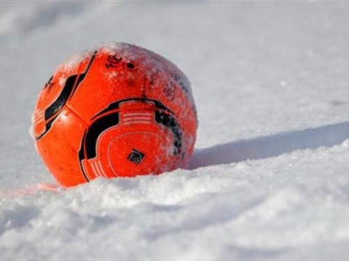 Ball im Schnee